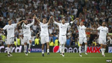 Les joueurs du Real Madrid célèbrent leur victoire contre Manchester City à la fin du match de football de demi-finale retour de la Ligue des champions de l’UEFA entre le Real Madrid et Manchester City au stade Santiago Bernabeu à Madrid, Espagne, 4 mai 2